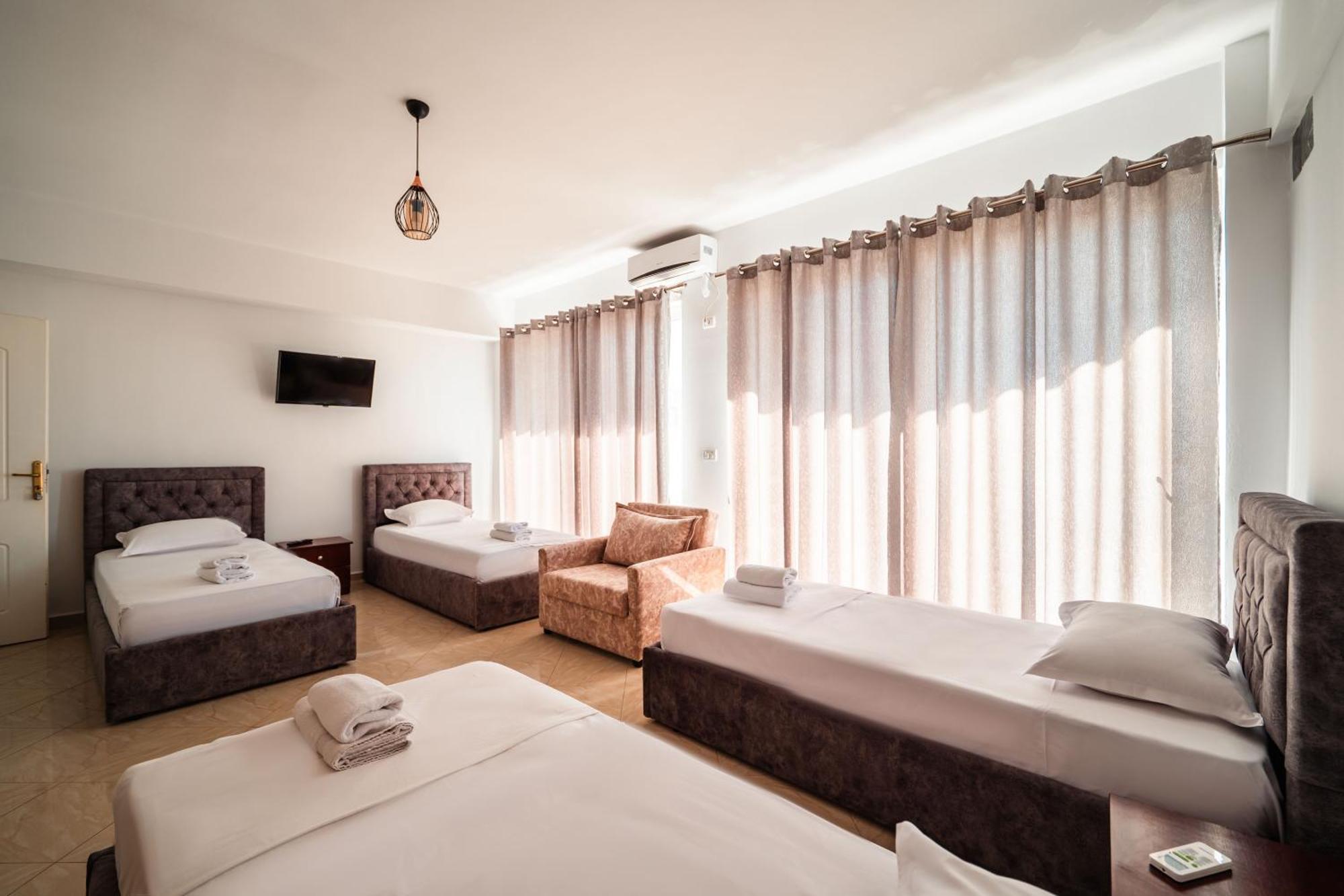 Alnes Hotel Sarande Exterior photo