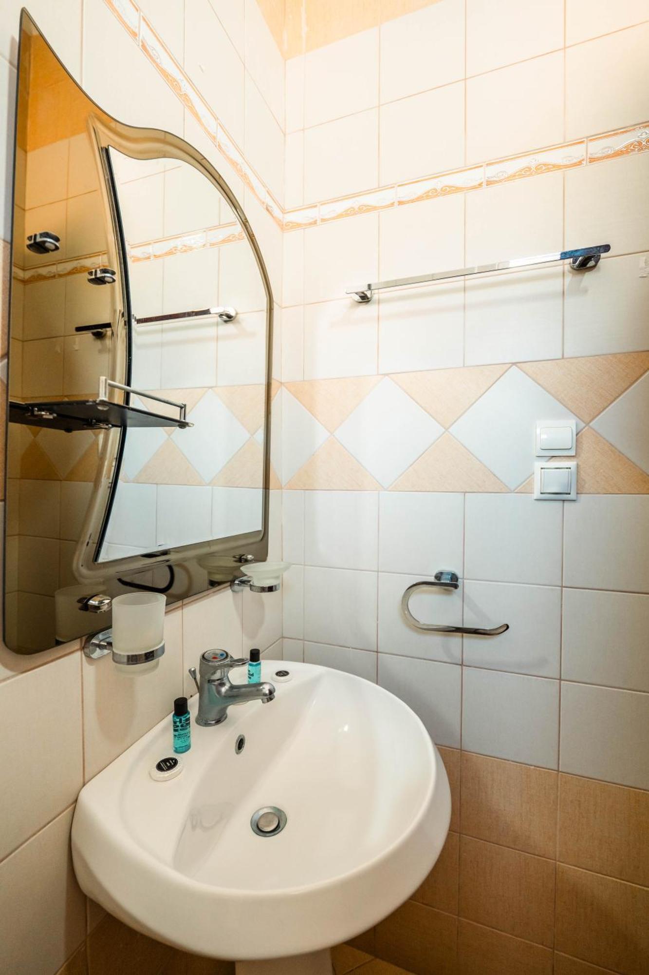 Alnes Hotel Sarande Exterior photo