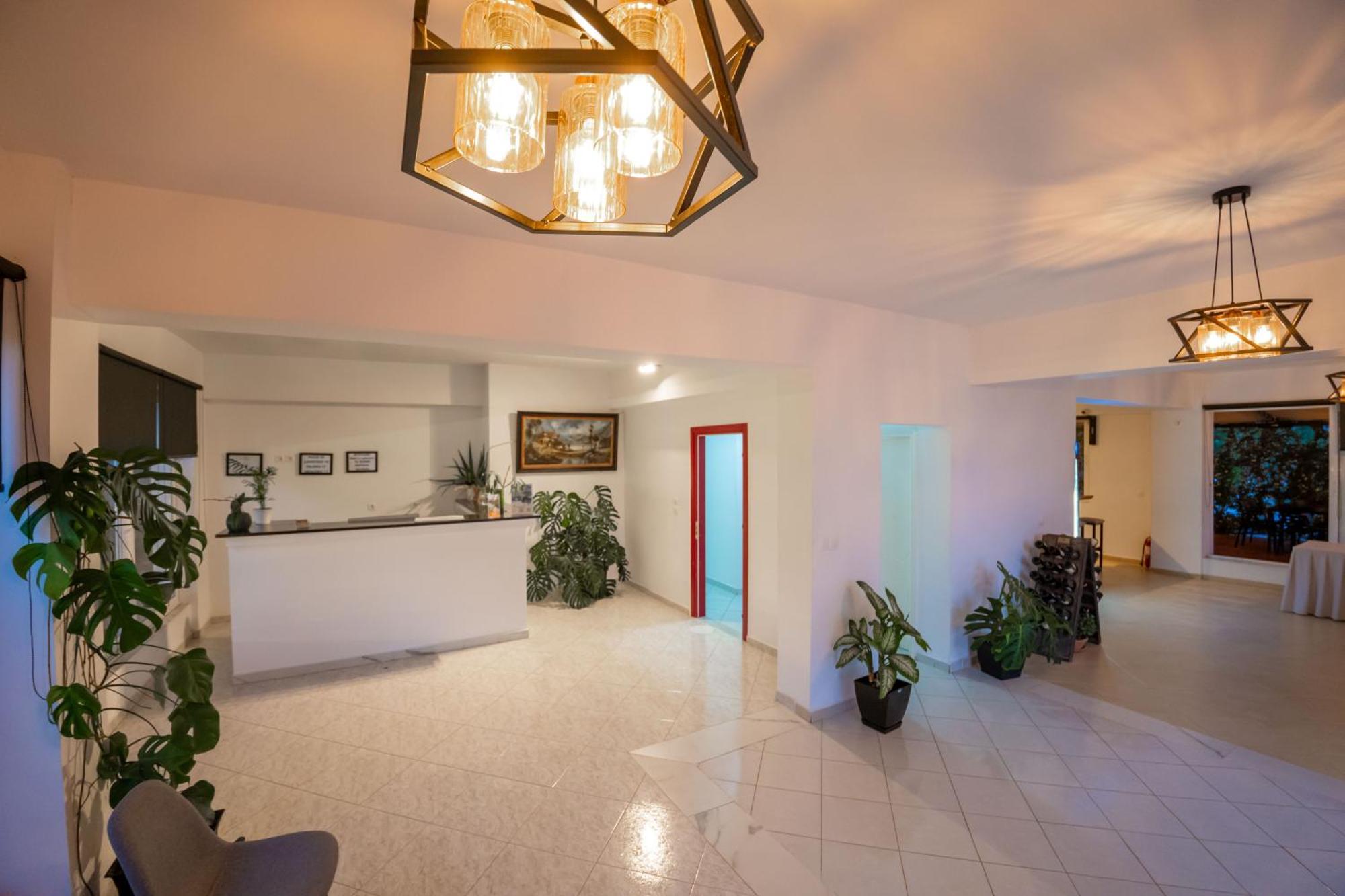 Alnes Hotel Sarande Exterior photo